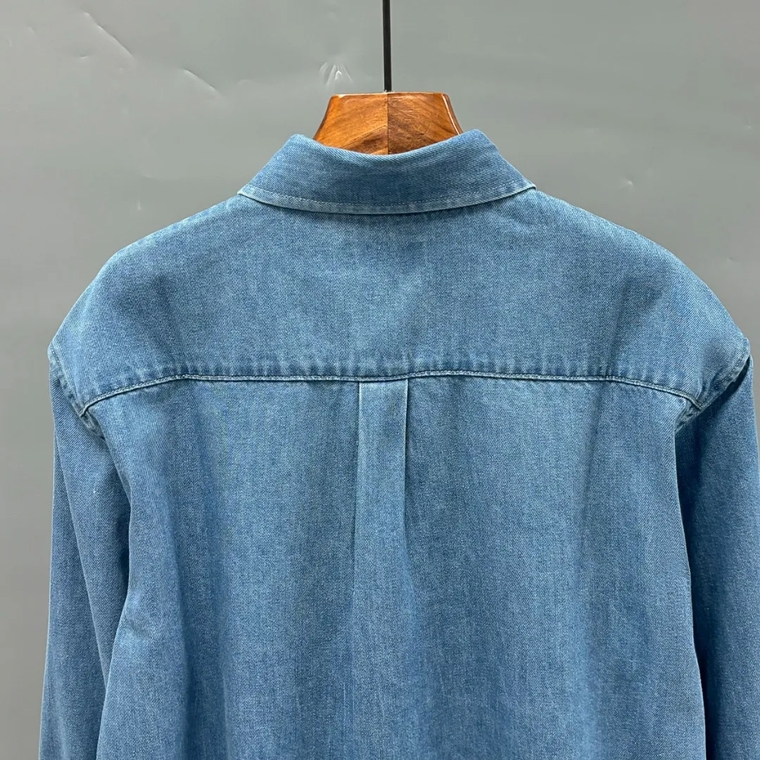 P220 Ralph Lauren/Ralph Lauren embroidered denim shirt is made of high-count combed cotton denim fabric. The yarn is even and fine. No impurity hairiness. You can feel the soft texture of cotton fiber when you touch it. Loose fit. The upper body is three-dimensional. The lines are smooth and natural. From the shoulder line to the waist line and then to the hem. The line transition is smooth. There are no unnecessary folds or accumulation. The whole body is neat and stretched. The chest is embellished with the iconic pony embroidery. It is simple but highly recognizable. The color transition of the embroidery thread is natural. The stitches are evenly spaced and uniform in size. The stitches can also connect naturally and the lines are smooth and not stiff. Size: S M L XL